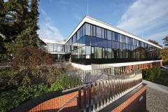 Nosnou konstrukci fasády tvoří obdélníkové vícekomorové duté profily, umístěné na straně směrem do místnosti. Profily příčlí jsou stejné stavební hloubky jako sloupky a z vnitřní strany spolu jejich plochy lícují.