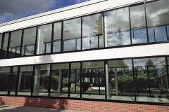 Atypickým prostorem, kde byl navržen lehký obvodový plášť pro sjednocení architektonického vzhledu objektu, jsou dva spojovací krčky s velmi štíhlými sloupky v místě francouzských oken, které dodávají objektu původní výjimečnost