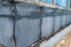 Parapet po demontáži původní fasády a po aplikaci parozábrany z asfaltových pásů