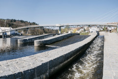 Řešení obou břehů i lávky navázalo na stavební úpravy spojené s realizací Václavského jezu