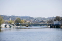 Lávka z pravého břehu je visutá na dvou lanech parabolického tvaru, zakončených na tělese lávky ve směru tečny ke křivce mostovky. Z levého břehu je lávka zavěšená na třech dvojicích závěsů.