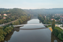 V údolí Berounky lávka působí přirozeným dojmem a svou elegancí umocňuje krásu prostředí