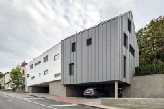 Koncová pootočená sekce má plechový obklad fasády