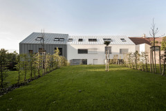 Střechy jsou ze stejného materiálu jako fasády, toto řešení podtrhují skryté zaatikované žlaby