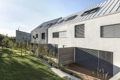 Do zahrady jsou v 1. NP velké prosklené plochy z obytných prostor, ve 2. NP menší okna z ložnic. Rámy oken jsou dřevěné.