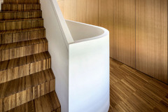 Expresivně modelované schodiště ve třetím domě tvoří jakýsi kloub stavby v místě, kde se její hmota zalamuje