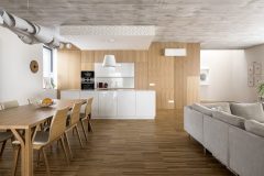 bytě investora jsou na stěnách dřevěné obklady stěn a povrchy z pohledového betonu