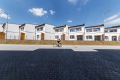 V severovýchodní části projektu je situován soubor řadových domů, rovněž vyzděných z cihel HELUZ