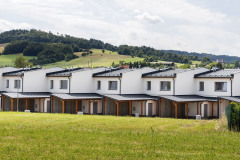 Ve čtyřech blocích obytného souboru Harcovna se nachází 66 bytů různých velikostí. Domy byly vybudovány z cihelných systémů HELUZ.