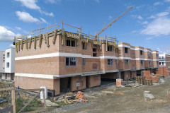 V kombinaci s masivní železobetonovou stropní konstrukcí stavba získala dobré akumulační vlastnosti. Zároveň má dobrou akustickou ochranu před hlukem zvenčí i před přenášením hluku mezi místnostmi.