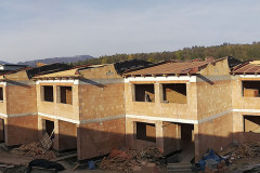 Obvodové zdivo bytových i řadových domů bylo navrženo z broušených cihel HELUZ PLUS 38, které společně s kontaktním zateplovacím systémem tvoří energeticky úspornou obálku