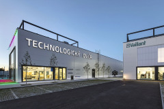 Technologický dvůr České Budějovice tvoří skladové haly, showroom pro předvedení výrobků a místo, kde dodavatelé technologií mohou jednat se zákazníky