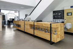 V přízemí se ve dvou ze tří hal realizuje showroom, v patře kanceláře zaměstnanců. Tyto prostory propojuje galerie.