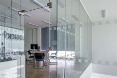 Prosklené příčky u kanceláří, na podlaze Interiér skladové části je cementová stěrka