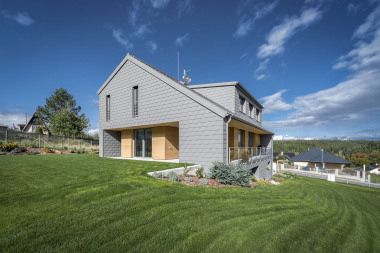 Klienti si přáli, aby přízemí sloužilo pouze pro denní obytné místnosti. Ve 2. NP se tedy nacházejí všechny ložnice. Toto podlaží je proto větší než plocha prvního podlaží