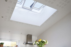 Místnost zaplavuje okno přirozeným světlem, optickým zvětšením prostoru navozuje pocit volnosti a pohodlí