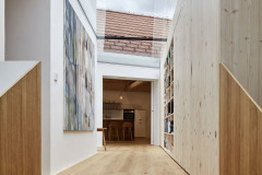 Dvě nové stavby propojuje prosklený krček. Jeho střešní plášť byl vytvořen v maximálně možných formátech skla, aby se minimalizovaly spoje skleněných ploch