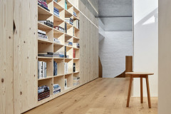 Dvě nové stavby propojuje prosklený krček. Jeho střešní plášť byl vytvořen v maximálně možných formátech skla, aby se minimalizovaly spoje skleněných ploch