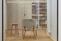 Dvě nové stavby propojuje prosklený krček. Jeho střešní plášť byl vytvořen v maximálně možných formátech skla, aby se minimalizovaly spoje skleněných ploch