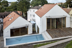 Všechny obytné místnosti mají přímý výstup na zahradu