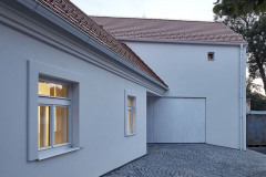 Starý domek byl sanován, okna jsou vyrobena podle původních