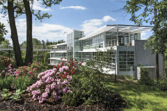 Díky členění skleněné fasády v rastru v segmentech po 50 cm budova získala obraz čistého zdravotnického zařízení, které navíc velmi dobře navazuje na funkcionalistickou architekturu