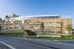 Severní fasádu budovy autoři návrhu vytvořili jako masivní kamennou pískovcovou stěnu, která se tak stala přirozeným odrazem přilehlé pískovcové skály