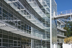 Na jižní fasádě brání přehřívání interiérů masivní slunolamy, které svým provedením a geometrií kopírují zahnutý tvar stavby