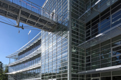 Budovu s areálem kliniky propojuje elegantní lávka