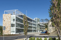 Zlatým středem kliniky se stala kamenná stěna přerušená skleněnou fasádou. V noci svým prosvětlením evokuje přesný chirurgický řez.