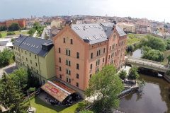 Stavební úpravy respektují původní konstrukční schéma objektu z roku 1904, založené na kombinaci zděných a dřevěných konstrukcí