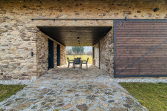 Kolem tepelně izolačního keramického zdiva byla vybudovaná 180mm kamenná přizdívka se 40mm provětrávanou vzduchovou mezerou