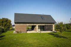 Přizdívka ze směsi ruly a žuly je vyskládána z nepravidelných kusů. Kámen dodává fasádě nejen charakter, ale i odolnost a přispívá i svou tepelně akumulační funkcí