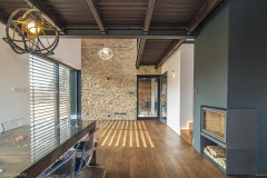 Také v interiéru jsou základními materiály kámen, sklo, dřevo a kov