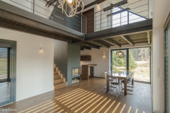 Také v interiéru jsou základními materiály kámen, sklo, dřevo a kov