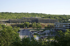 Budova s relativně velkým stavebním programem byla do svahu Dívčích hradů koncipována tak, aby co nejlépe splynula se svým okolím. Aby objekt nepůsobil příliš mohutně, autoři jeho podélně protáhlé nízké články kladli po vrstevnicích a sestupně řadili po spádnici.