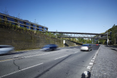 Pro pěší propojení obou budov ČSOB v Radlicích slouží tunelomost, který plynule překonává jejich výškový rozdíl