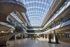 Přirozeným středem celé budovy je dvorana. Prostorová a komunikační organizace se pak paprsčitě rozvíjí do vnějších pavilonů.