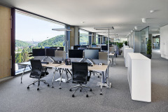 Rozeklaný půdorys zajistil dostatek klidných ploch v koncových polohách a má tak dostatečnou délku fasády, podél níž jsou umístěna trvalá pracoviště