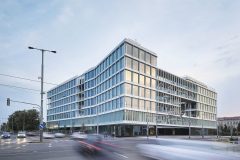 Výrazné vykonzolování objektu je reakcí na trasu horkovodu, který nesměl být dotčen spodní stavbou. Fasády doplňuje zavěšená ocelová konstrukce pochozích teras.