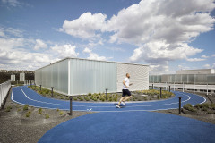 Běžecká dráha na střeše západní věže