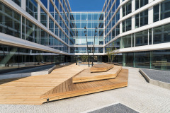 Jižní nádvoří: pražskou mozaiku doplňují pochozí dřevěné paluby, které slouží také pro sezení