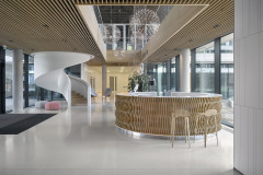 Interiér recepce zdobí monolitické točité schodiště