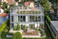 Přízemní část stavby je obestavěná ocelovým korzetem, který má svůj vlastní základ a zároveň umožnil vybudování střechy a střešní terasy. Zvětšila se tak půdorysná plocha domu.