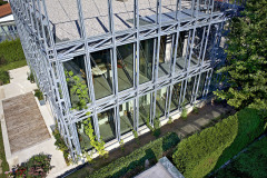 Korzet je sestaven ze stejných ocelových hranolů v modulu 1280 mm, který umožnil zachovat otvory v ponechané části stavby. Konstrukce zároveň slouží jako treláž pro popínavé rostliny.