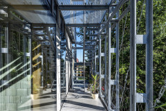 Prostor se schody s možností výstupu na střešní terasu