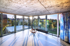 Interiéry ve druhém patře prosvětlují velká okna s izolačními trojsky