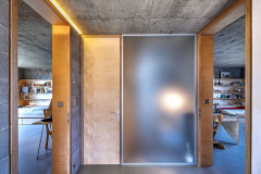 Vysoké dveře a mobilní nábytek jsou z březové překližky