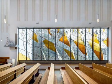 Vitráž zhotovilo umělecké sklenářství Jiřička – Coufal podle návrhu Petra Váni