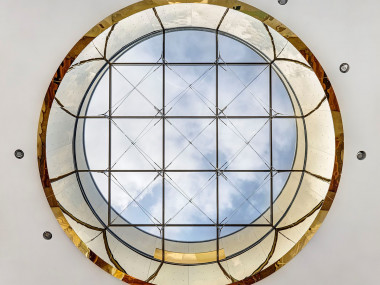 Monumentální světlík se zlatým orámováním